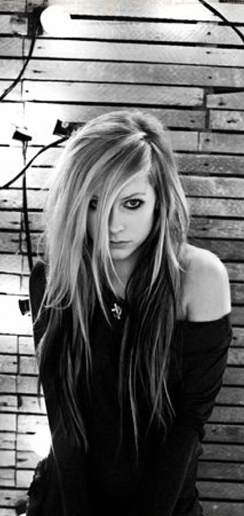 Avril Lavigne, layered hair, flash graphy HD phone wallpaper