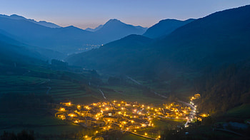 dawn over a village in a valley, dawn, fog, valley, lights, mounatins, village HD wallpaper