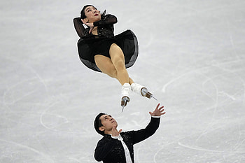 China pair, Figure skating world record, Olympic achievement, AP news coverage HD wallpaper