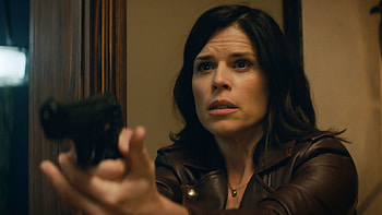 Neve Campbell, 2022 Canadian actress, Movie industry challenges, Bear attack incident HD wallpaper
