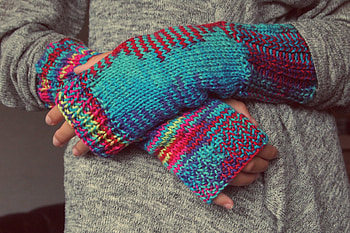 Bright, Miscellanea, Miscellaneous, Hands, Gloves, Knitted HD wallpaper