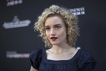 Julia Garner, Rising star, Launch success, Career milestones HD wallpaper