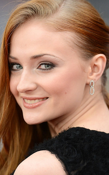Sophie Turner, Fashion icon, Red carpet style, Celebrity allure HD phone wallpaper