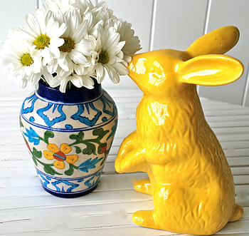 Easter sweet, blue, sweet, table, white, ceramic, rabit, figure, vase, daisies, love, yellow, flowers, easter, lovely, forever, home HD wallpaper