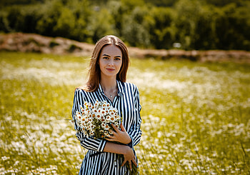 Cute Girl With Flowers In Hand, girls, model HD wallpaper