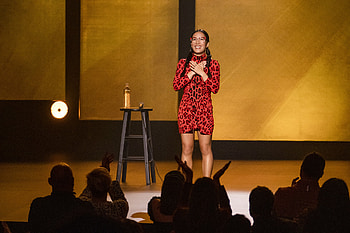 Ali Wong's reply, Women breadwinners HD wallpaper