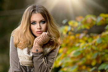 portrait of an autumn girl, makeup, blonde, autumn, girl, scarf, mitts HD wallpaper