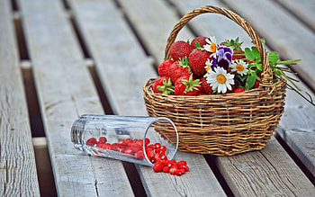 Flowers, Food, Strawberry, Pansies, Camomile, Berries, Glass, Basket, Wild Strawberries HD wallpaper