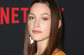 Victoria Pedretti cast, Female lead, You season 2, Netflix TV series HD wallpaper