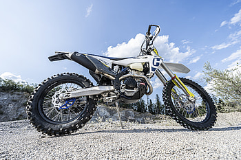 Husqvarna Auto, Dowatek shop, Genuine parts, Reliable service HD wallpaper