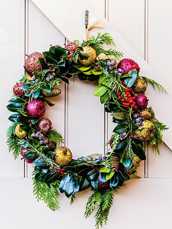 Green and red Christmas wreath, Festive decoration, Retina iPad , Vivid colors HD phone wallpaper