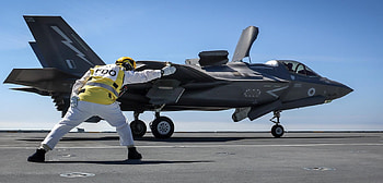 CSG21 AN F 35B LIGHTNING II 617 SQN RAF, TAKE OFF, STEALTH FIGHTER, HMS QUEEN ELIZABETH CVA, AIRCRAFT HANDLER, THUMBS UP HD wallpaper