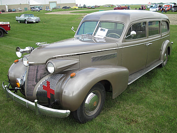 Cadillac 1948 Ambulance at the Car show, red cross, grey, graphy, Cadillac, car, grass, Headlights, green, red, silver, ambulance HD wallpaper