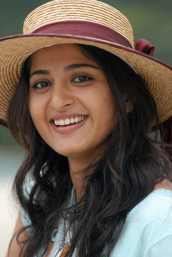 anushka shetty, actress, lip, graph, salaar, keerthy, rashmika, KGF, telugu, pushpa HD phone wallpaper