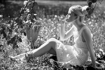 THIRSTY, shadow, graphy, blonde, bw, gras, woman, summer time, light, portrait HD wallpaper