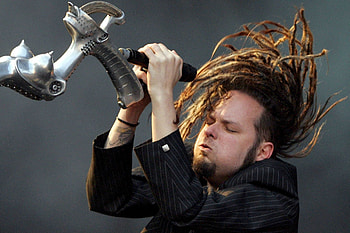 Korn concert singer, Heavy rock performance, Captivating , Music fan HD wallpaper