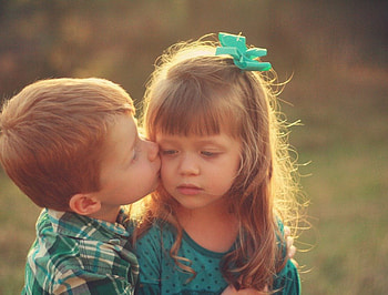 * First kiss *, children, boy, love, baby, kiss, sweetness, girl, warmt HD wallpaper