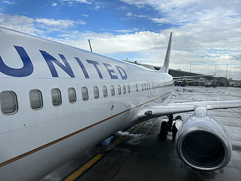 United Airlines, Device charging on flights, In-flight entertainment, Travel convenience HD wallpaper