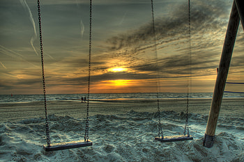 Sunset-R, horizon, sand, graphy, colors, walk, beauty, nice, beach, amazing, water, sun, ocean, sunset, sea, r, swing, romance, beautiful, people, pretty, cool, view, clouds, nature, romantic, lovely HD wallpaper