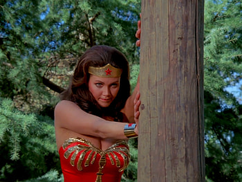 Wonder Woman Creating a Roadblock, WW, Wonder Woman Strength, Lynda Carter, Diana, Wonder Woman HD wallpaper