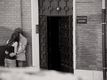 Secret Love, brick, faith, wonderful, hemmeligt kys, door, black and white, fransk, cloud, sweet, secrets, white, grey, true love, gate, france, love story, kiss, port, hair, black, secret kiss, kissing, love secret, sign, fanget, strong love, true, hold, official kiss, to kiss, secret, hand, hemmelig, love, sky HD wallpaper