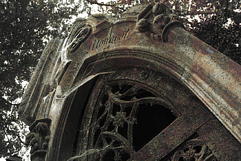 Mausoleum in Pere Lachaise Cemetery, gothic, tombstone, paris, spooky, mausoleum, france, death, graves, halloween, gravestone, graveyard, cemetary HD wallpaper