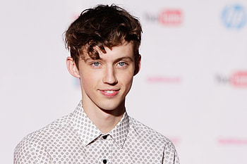 Troye Sivan , Background , Visual aesthetics, Personalization option HD wallpaper