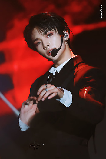 hyunjin on stage red, kpop, stray kids HD phone wallpaper