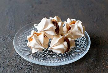 Meringue kisses, dulce de leche, Chilean food, Garden HD wallpaper