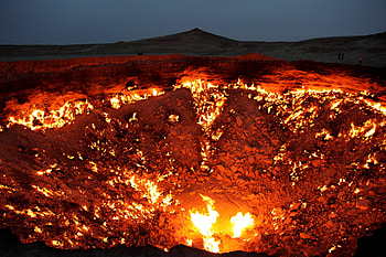 Darvaza gas crater, Turkmenistan's fiery wonder, Mesmerizing Darvaza views, Exploring the Door to Hell HD wallpaper