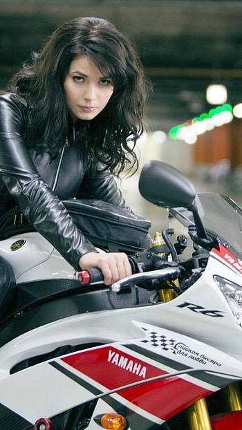 Yulia Snigir, Yamaha motorcycle, Biker girl posing, Auto graphy HD phone wallpaper