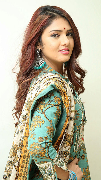 Gayatri Suresh, multilingual actress, nenuleni HD phone wallpaper