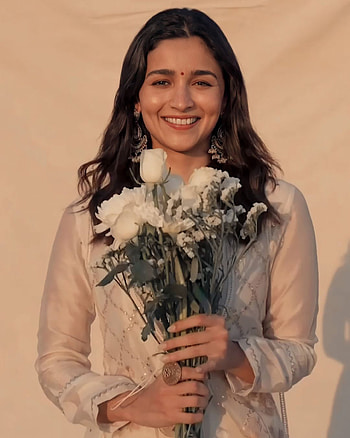 Alia bhatt, finger, petal HD phone wallpaper