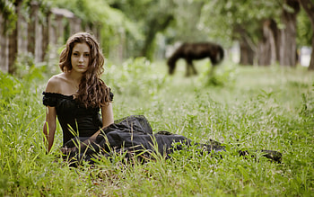 Waiting in the grass, summer, model, horse, green, girl, cal, grass, vara HD wallpaper
