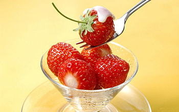 *** Delicious strawberry dessert ***, dessert, glass, strawberry, food HD wallpaper