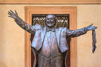 Luciano Pavarotti, Statue, Modena theater, Wagrat HD wallpaper