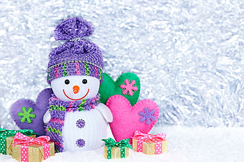 Snowman, winter, white, craciun, deco, gift, purple, pink, green, christmas, hat HD wallpaper