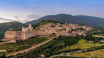 Assisi walking tour, Expert guide, Best sights, Local's perspective HD wallpaper