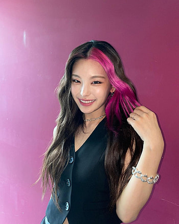 Yeji Loco era, Kpop, Lia, Yuna, Itzy, Ryujin, Chaeryeong HD phone wallpaper