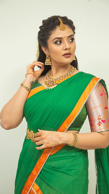 Sreemukhi, green saree, telugu actress HD phone wallpaper