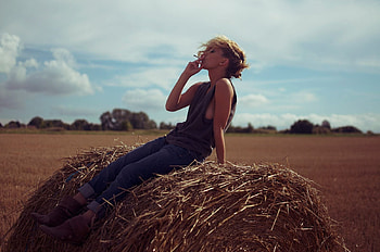 Hayride, hay field, cowgirls, hay bale, blondes, ranch HD wallpaper