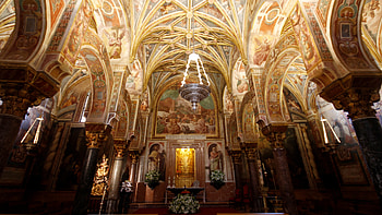 Chapel of Sagrario La Mezquita Cordoba, religious, chandelier, chapel, cordoba, archtecture HD wallpaper