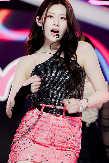 STAYC, Isa , Tumblr posts HD phone wallpaper