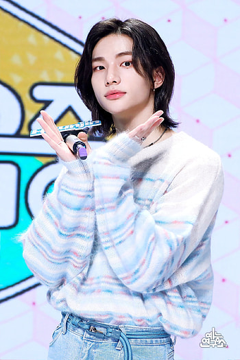 Hyunjin long hair HD phone wallpaper