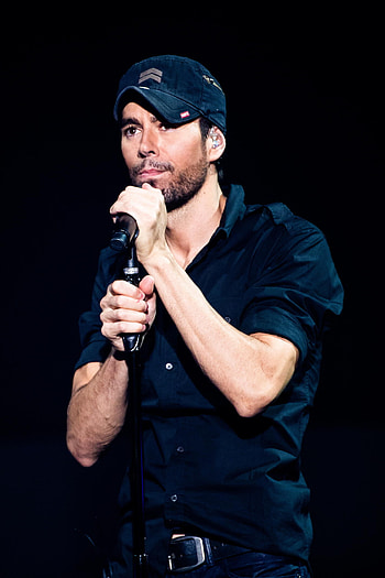 Enrique Iglesias, Private snapshot, Twins Nicholas, Lucy HD phone wallpaper