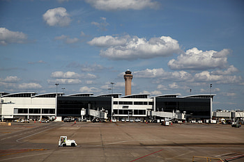 George Bush Intercontinental Airport, Diverted flight, Unruly passengers, Passenger safety HD wallpaper