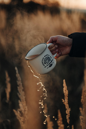 Hand, Miscellanea, Miscellaneous, Cup, Tea, Mug, Jet, Pour, Spill HD phone wallpaper