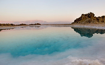 Dead Sea, Tranquil beauty, Salt formations, Reflections HD wallpaper