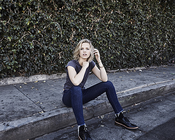 Molly Kate Kestner, sit, short hair HD wallpaper