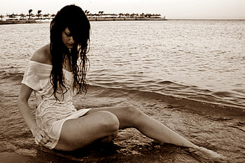 Mi-e tare Dor de Tine, sexy, white, black, graphy, girl, beauty, beach HD wallpaper
